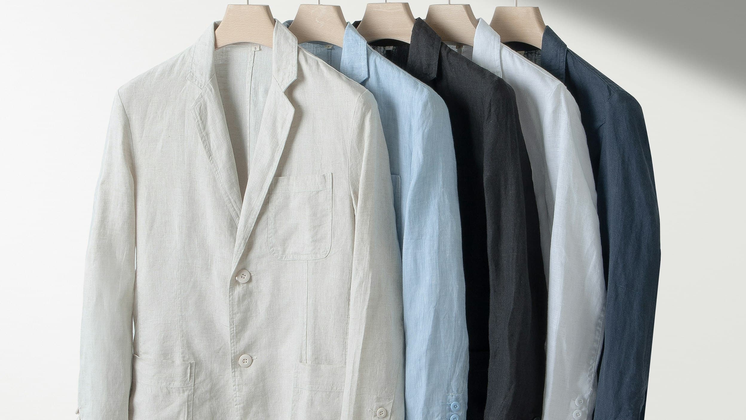 Askıda duran blazer ceketler